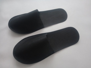 Kapcie jednorazowe z włókniny czarne 50 par